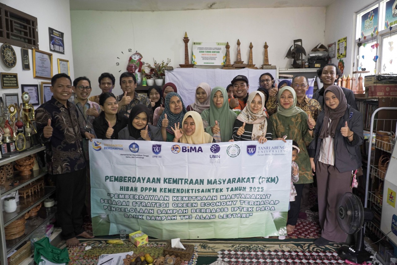 Diversifikasi Produk Bank Sampah Tri Alam Lestari: Dorong Green Economy Melalui Inovasi Sabun, Biji Plastik, dan Digitalisasi Pemasaran Produk menggunakan Website